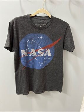 Men's Buzz Aldrin NASA Logo Charcoal Graphic Tee - Dark Gray/Blue